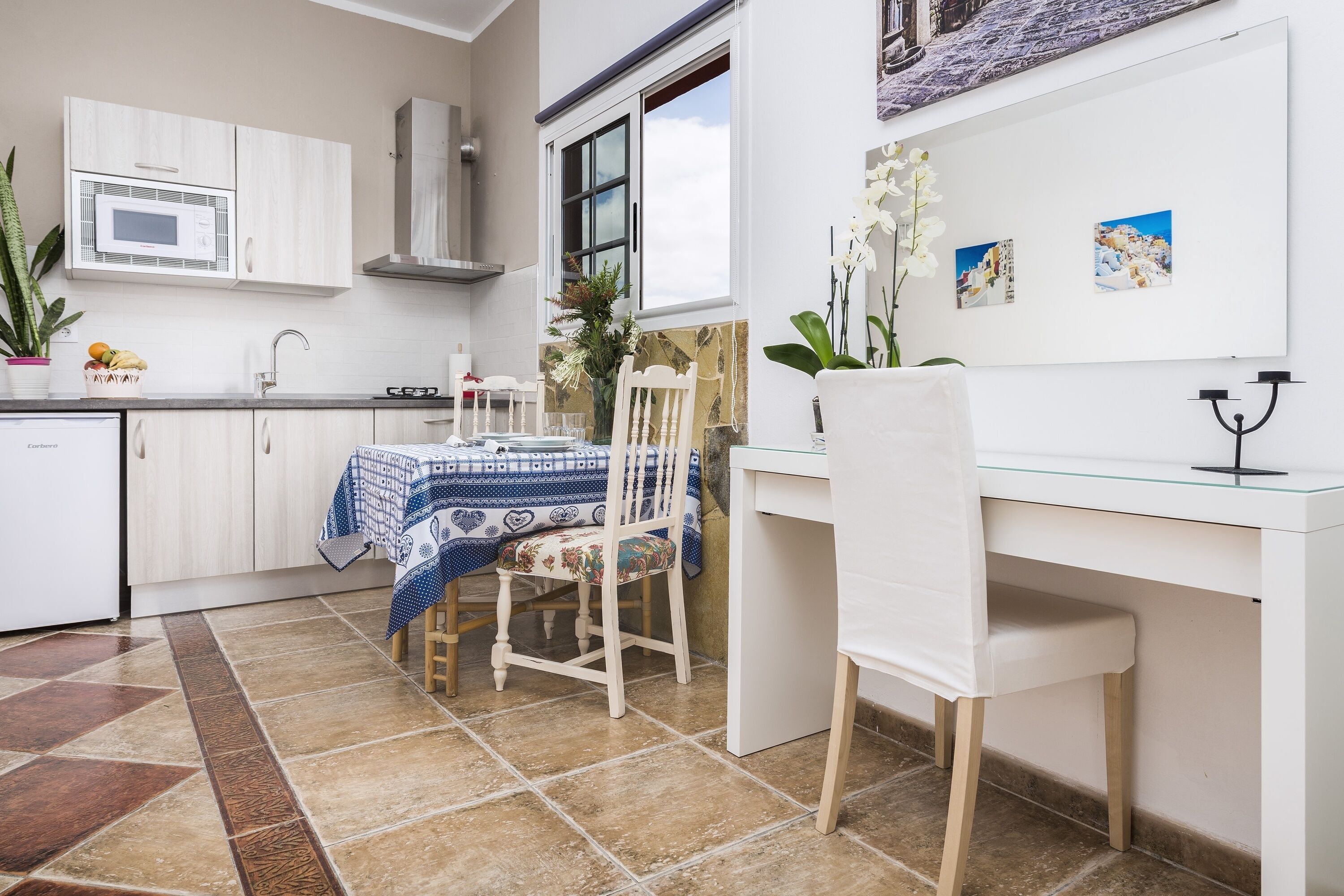 Frigorífico, microondas, placa de cocina y cafetera o tetera