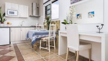 Frigorífico, microondas, placa de cocina y cafetera o tetera