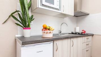 冷蔵庫、電子レンジ、コンロ、コーヒー / ティーメーカー