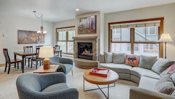 Een smart-tv, een open haard en boeken