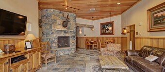 5-Star Location  Jackpine Lodge  Luxury unit closest to Gondola.