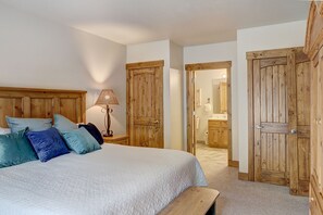 3 bedrooms, desk, travel cot, free WiFi
