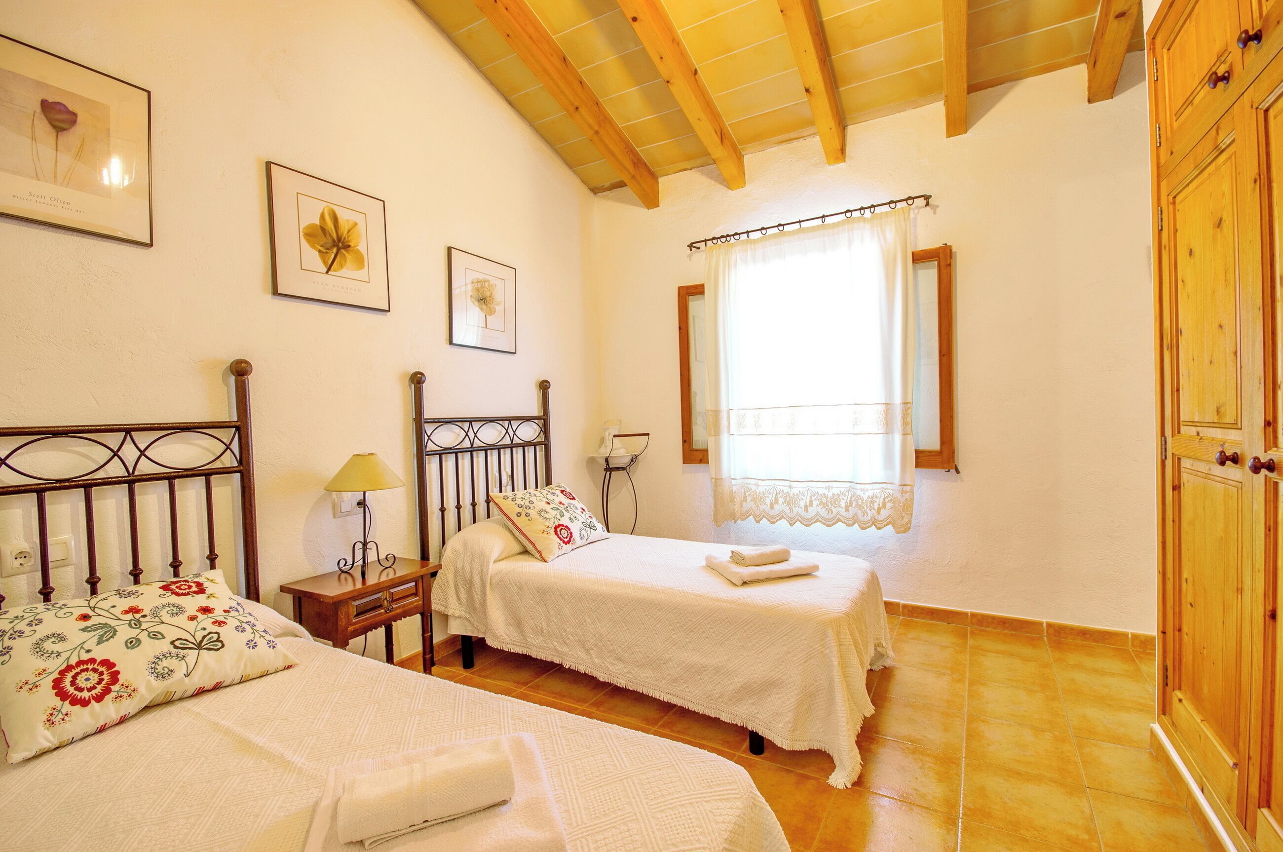 2 室のベッドルーム、WiFi (無料)、ベッドシーツ