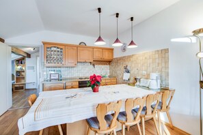 Fridge, oven, stovetop, coffee/tea maker