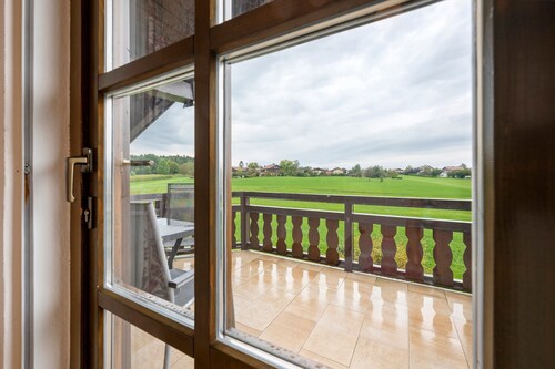 Gemütliche Ferienwohnung Alpenblick mit Balkon, Terrasse und WLAN; Parkplätze vorhanden