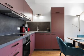 Réfrigérateur, four, plaque de cuisson, cafetière/bouilloire
