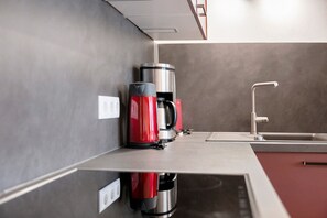 Réfrigérateur, four, plaque de cuisson, cafetière/bouilloire