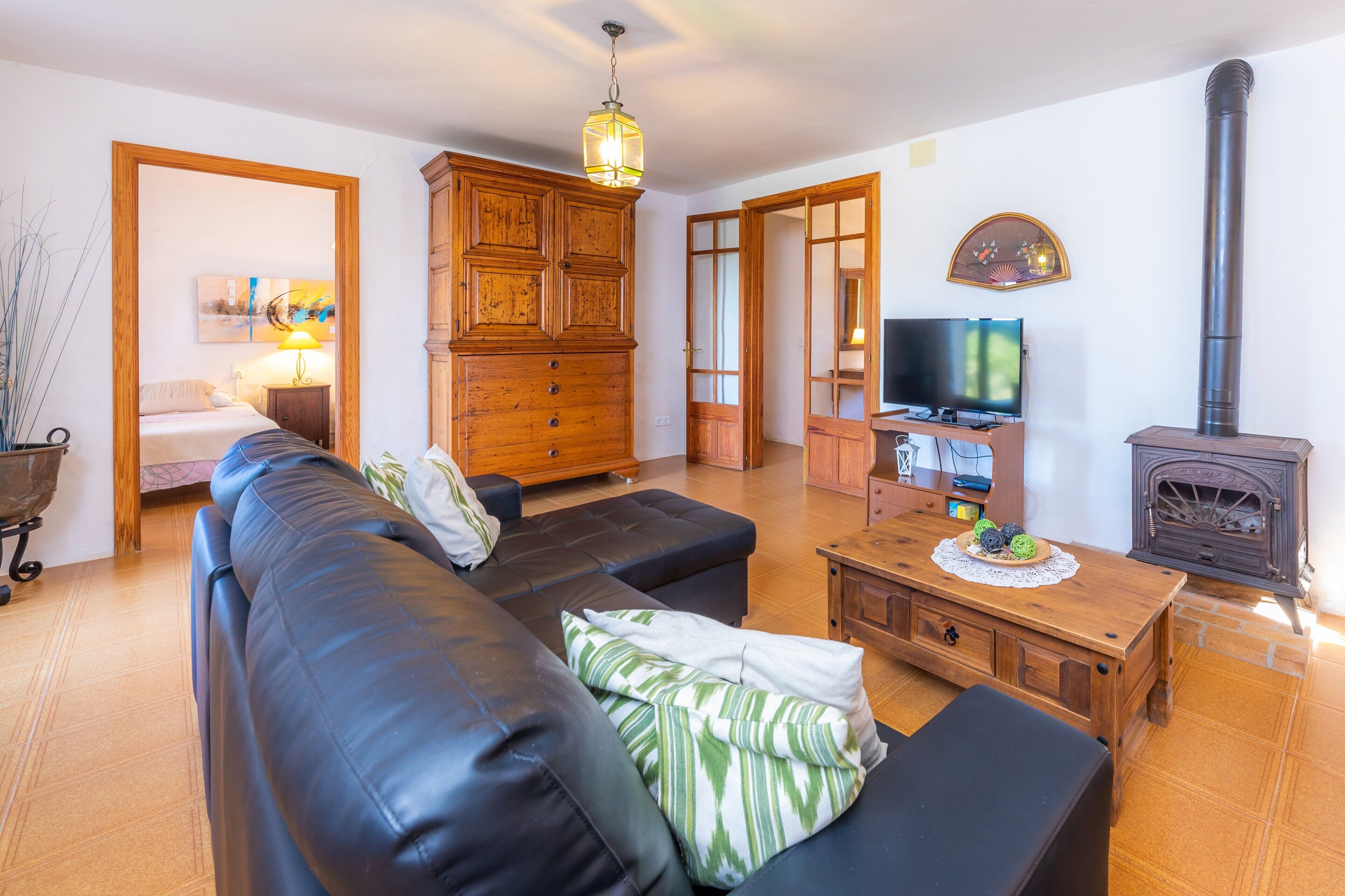 Télévision, cheminée, table de tennis de table, chaîne hi-fi