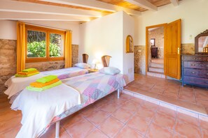 4 dormitoris, planxa i posts de planxar, wifi gratuïta i roba de llit 