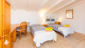 4 bedrooms, iron/ironing board, free WiFi, bed sheets