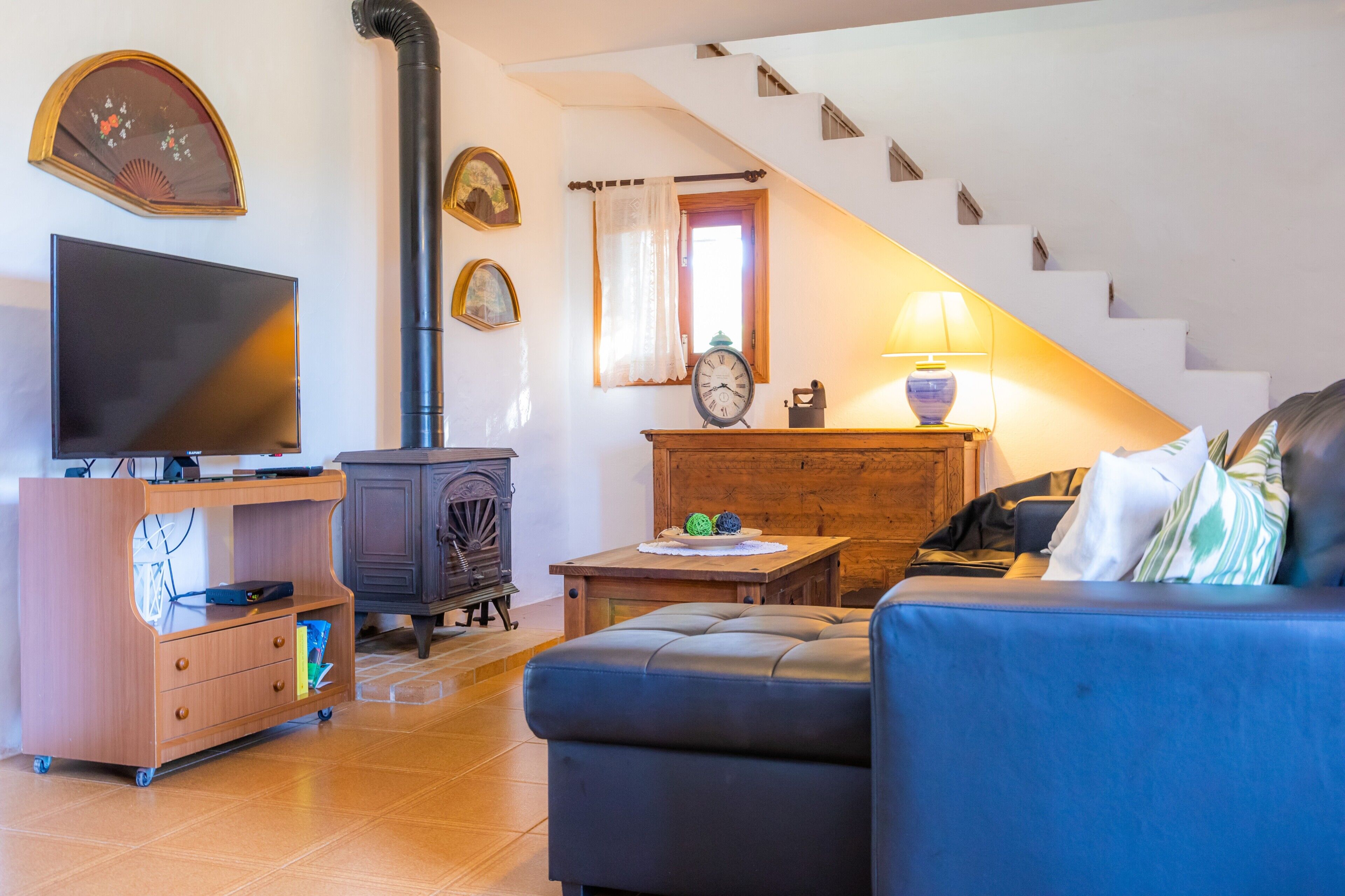 Televisie, een open haard, een tafeltennistafel en een stereo