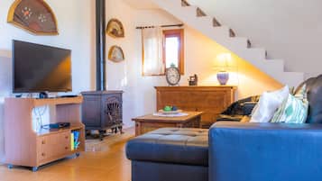 Televisie, een open haard, een tafeltennistafel en een stereo