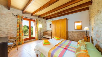 4 makuuhuonetta, silitysrauta/-lauta, ilmainen Wi-Fi, vuodevaatteet