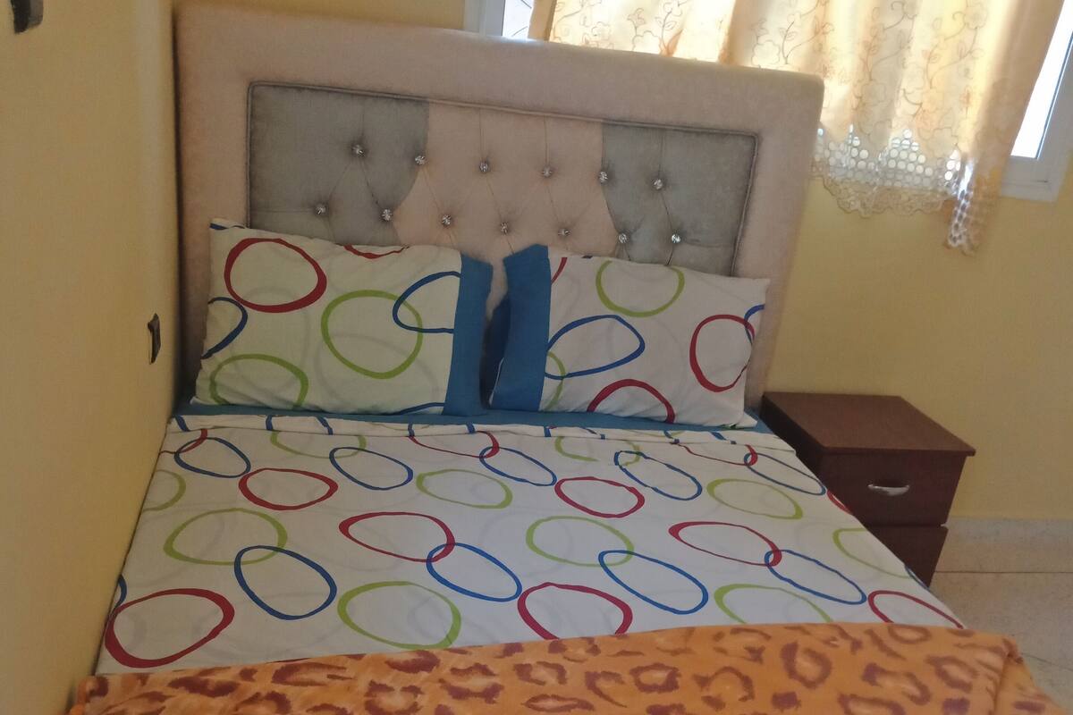 Kamar Ekonomi, kamar mandi umum | Tirai kedap cahaya dan seprai linen