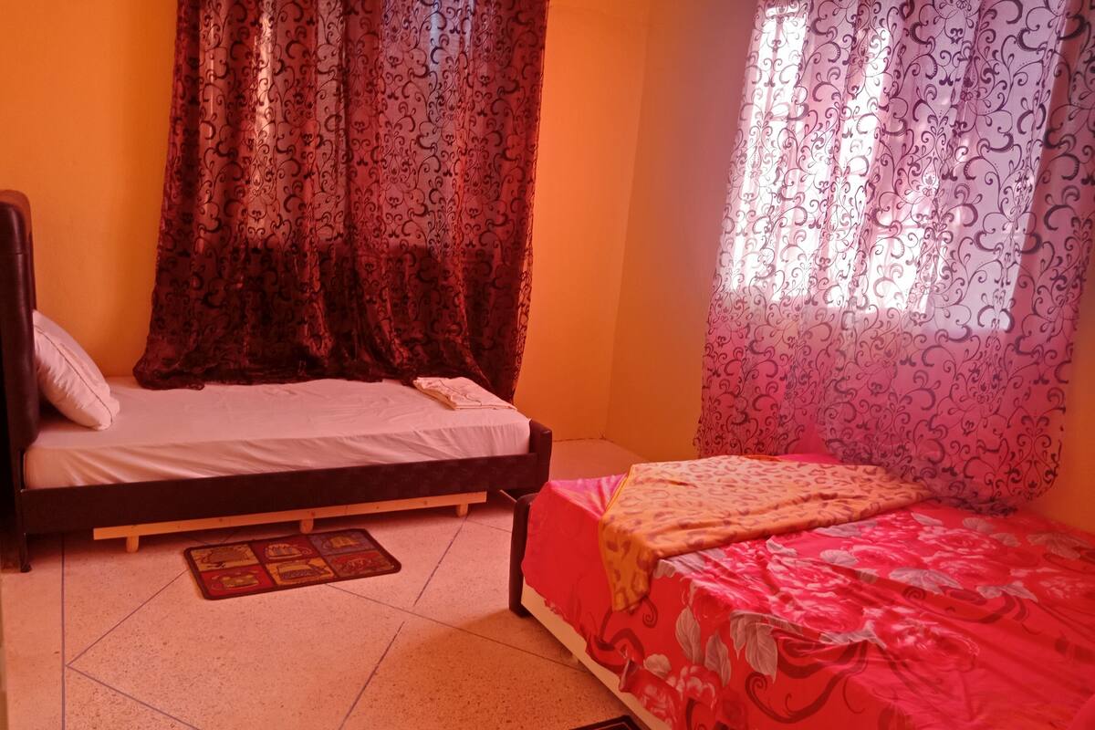 Kamar Keluarga, kamar mandi umum | Tirai kedap cahaya dan seprai linen