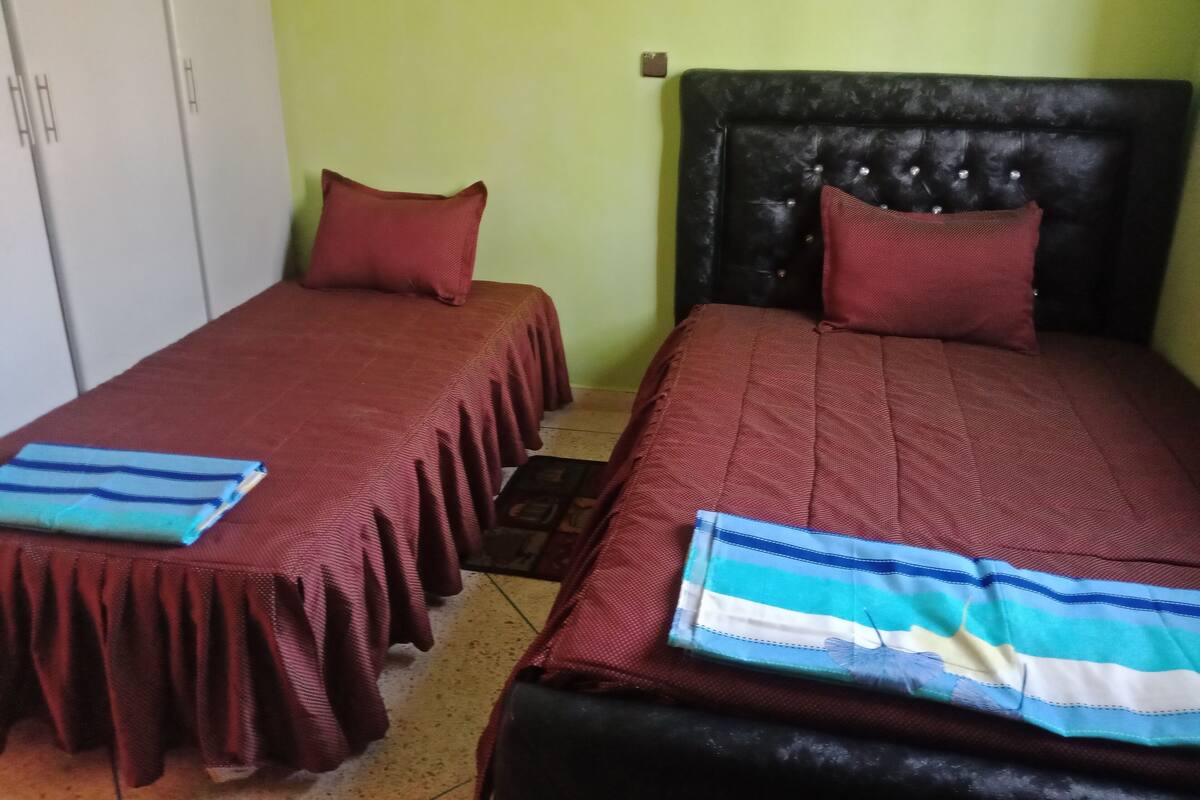 Suite Keluarga, kamar mandi pribadi | Tirai kedap cahaya dan seprai linen