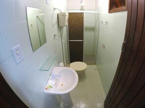 Habitación básica doble | Baño | Ducha y toallas