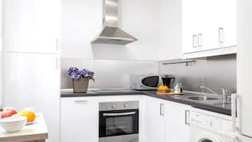 Frigorífico, microondas, horno y cafetera o tetera