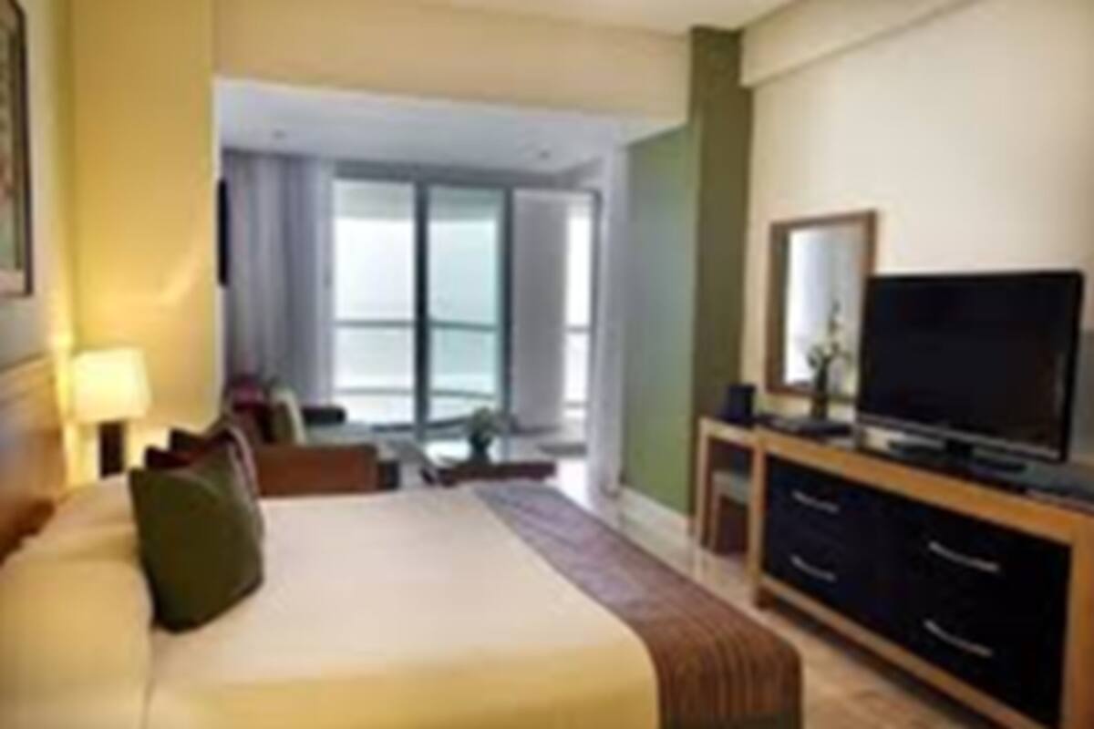 Premium bedding, down duvets, laptop workspace, free cots/infant beds