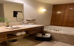 Amenidades de baño gratuitas, secadora de cabello, toallas 