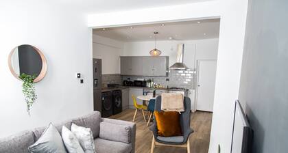 KENSINGTON HOUSE: A Contemporary House/ Perfect for groups/ Close to City Centre