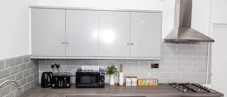Réfrigérateur, micro-ondes, four, plaque de cuisson
