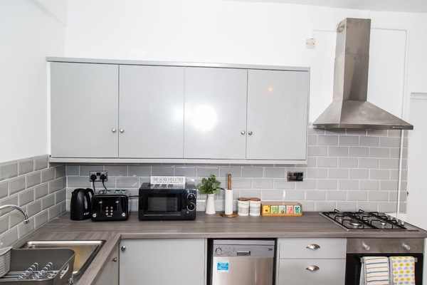 Jääkaappi, mikroaaltouuni, uuni, liesi