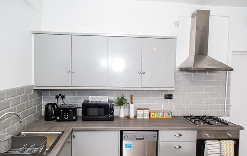 KENSINGTON HOUSE: A Contemporary House/ Perfect for groups/ Close to City Centre