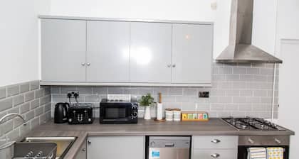 KENSINGTON HOUSE: A Contemporary House/ Perfect for groups/ Close to City Centre