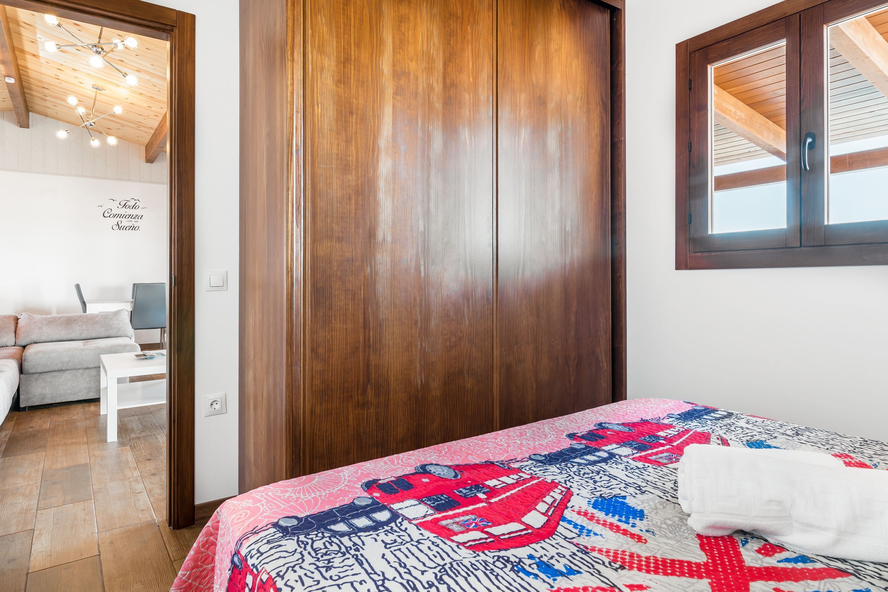 2 slaapkamers, een strijkplank/strijkijzer, gratis wifi, beddengoed