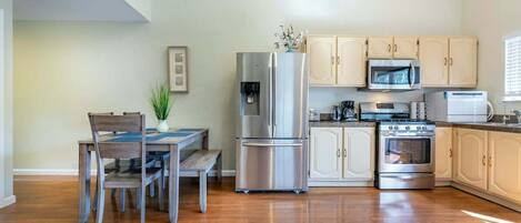 Réfrigérateur, micro-ondes, four, plaque de cuisson