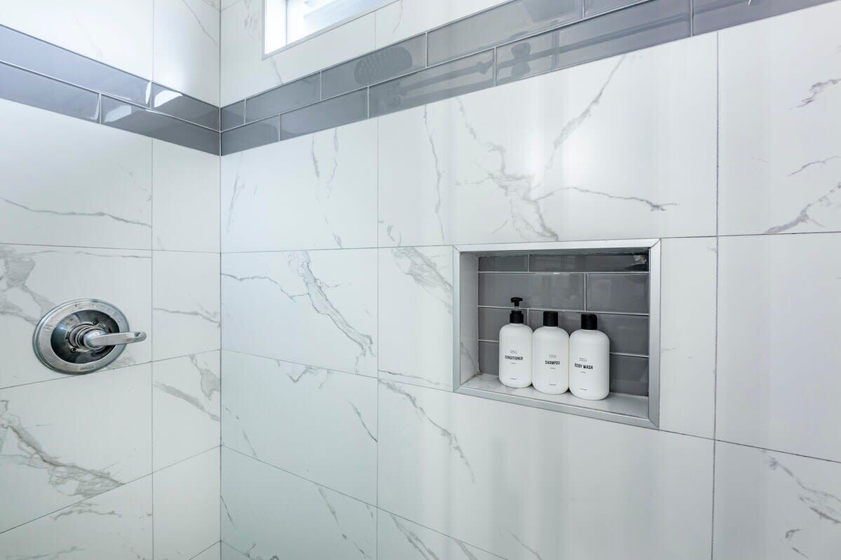Douche, sèche-cheveux, serviettes fournies, savon