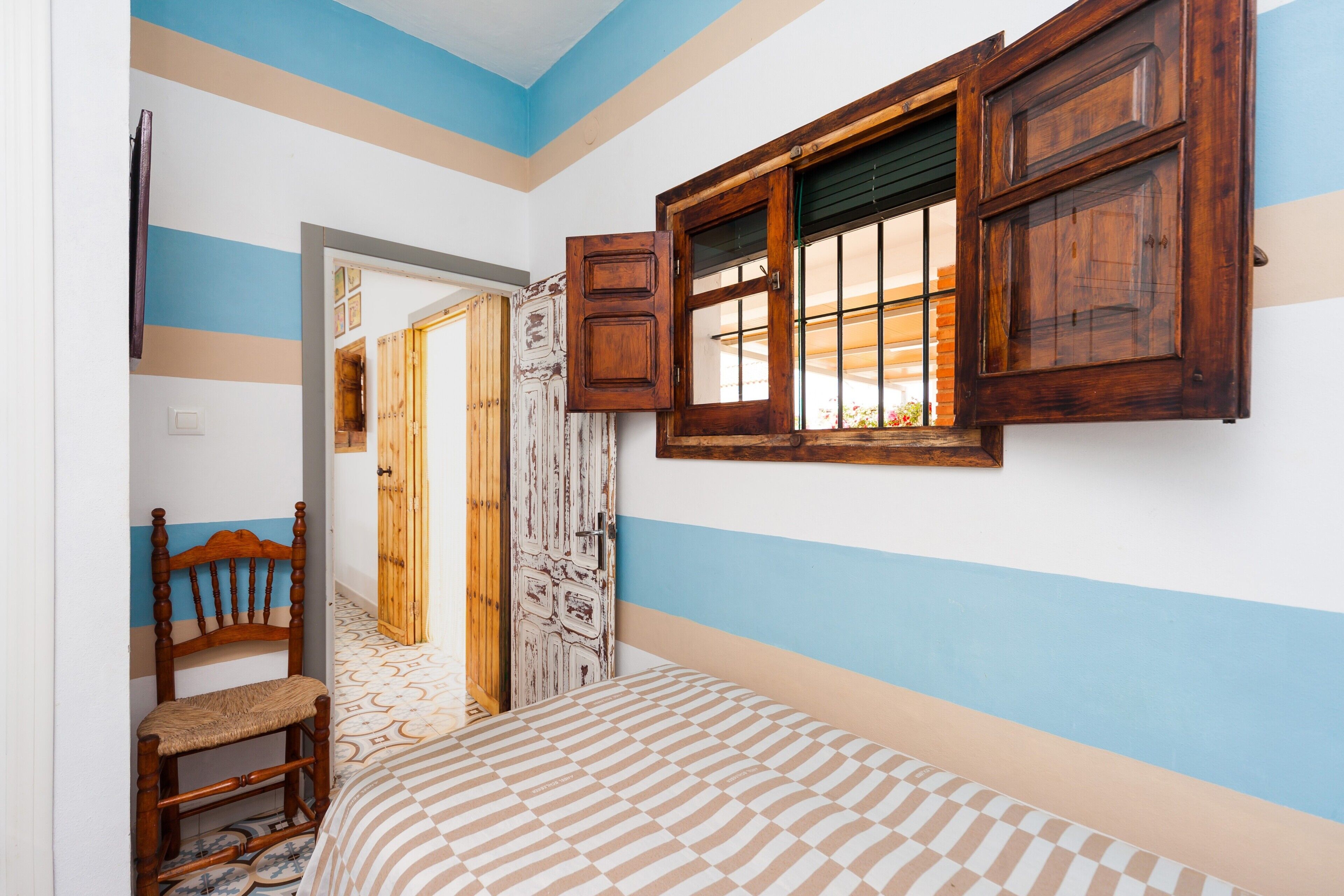 2 bedrooms, iron/ironing board, free WiFi, bed sheets