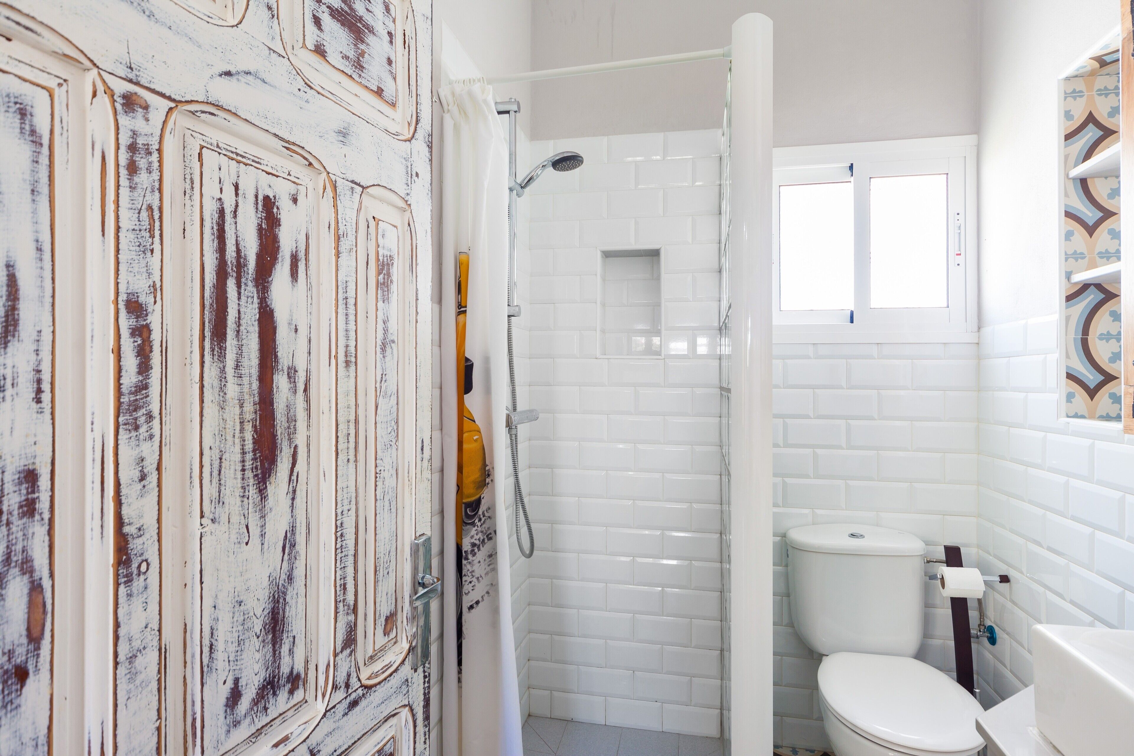 Ducha, artículos de higiene personal gratuitos y secador de pelo