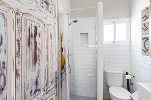 Dusche, kostenlose Toilettenartikel, Haartrockner, Handtücher
