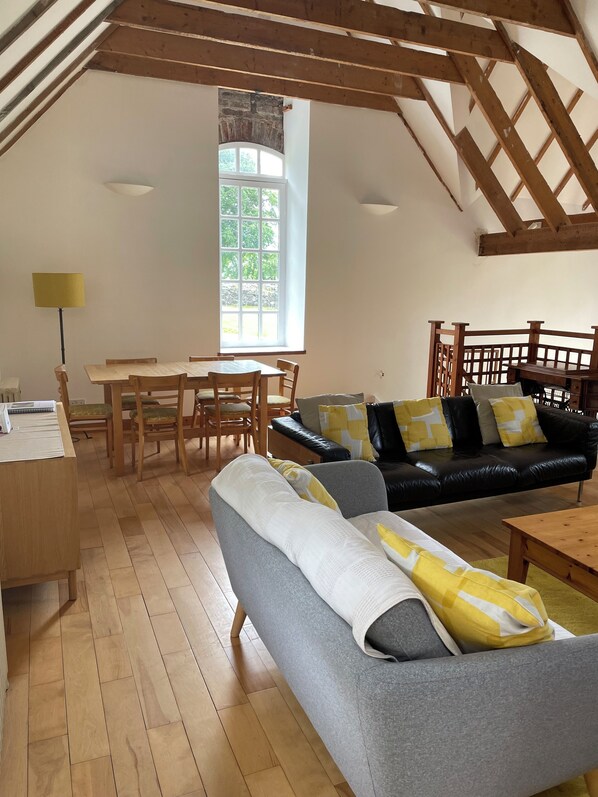 Smart-TV, Kamin, Stereoanlage