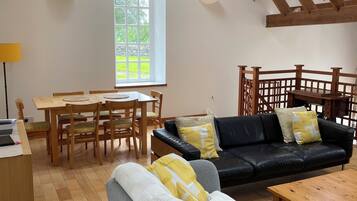 Smart TV, fireplace, stereo