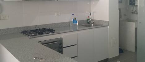 Mikroaaltouuni, uuni, liesi, kahvin-/teenkeitin