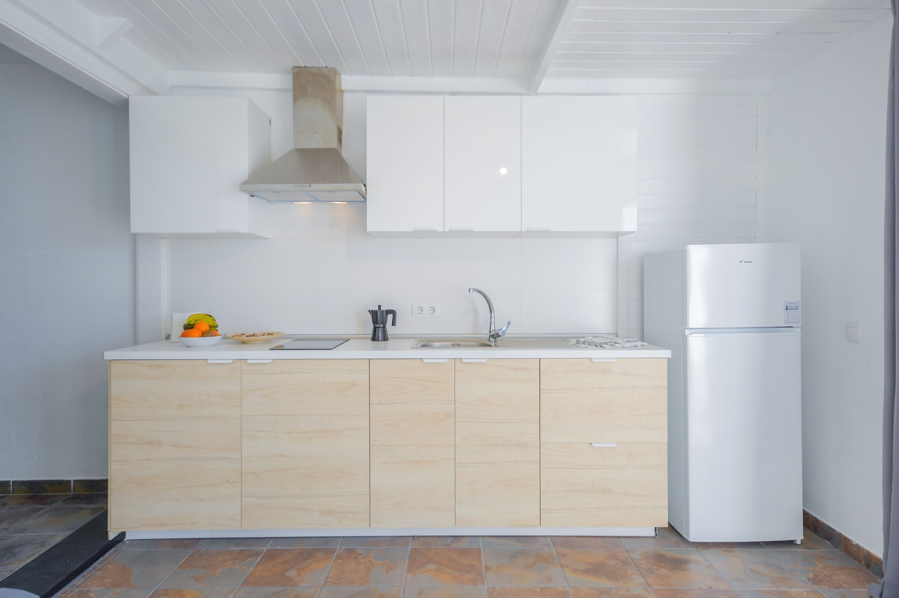 Een koelkast, een magnetron, een oven, een kookplaat