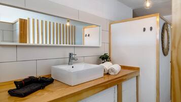 Douche, sèche-cheveux, serviettes fournies