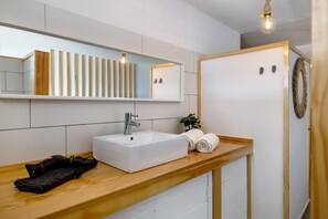 Shower, hair dryer, towels - Holiday Apartment "Casa Amanecer 2" with Sea & Mountain Views, Garden & Pool (Macher)