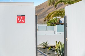 Exterior detail - Holiday Apartment "Casa Amanecer 2" with Sea & Mountain Views, Garden & Pool (Macher)