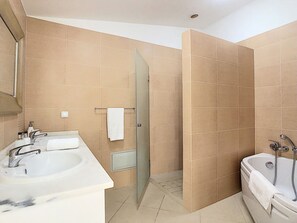 Badewanne, Haartrockner, Handtücher