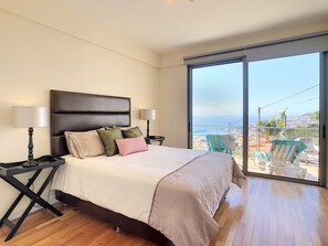 4 habitaciones, tabla de planchar con plancha y cuna de viaje 