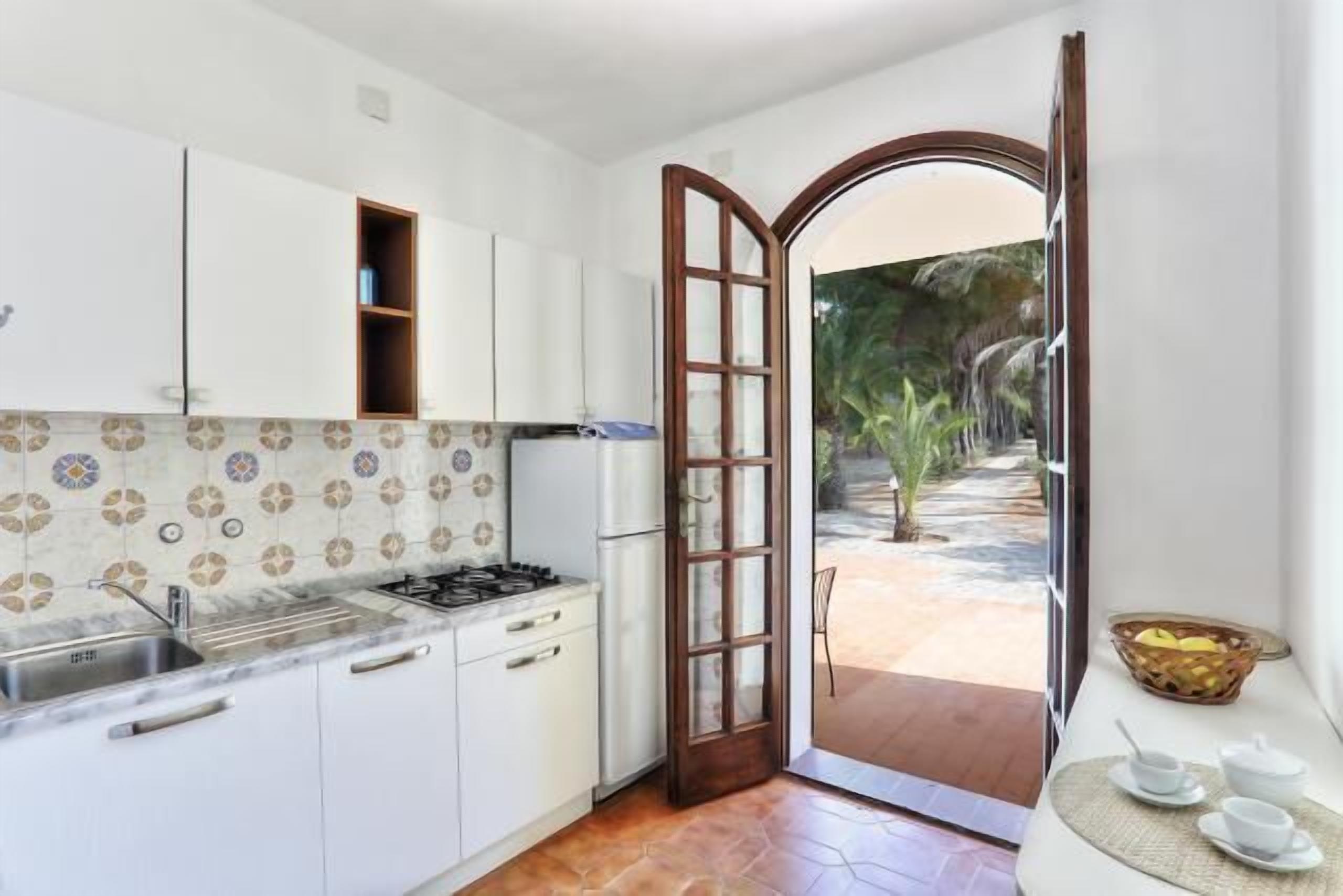 Kühlschrank, Herdplatte, Kochgeschirr/Geschirr/Besteck