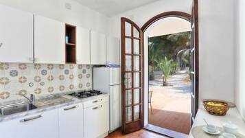 Frigorifero, piano cottura, pentole/stoviglie/utensili