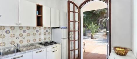 Kühlschrank, Herdplatte, Kochgeschirr/Geschirr/Besteck