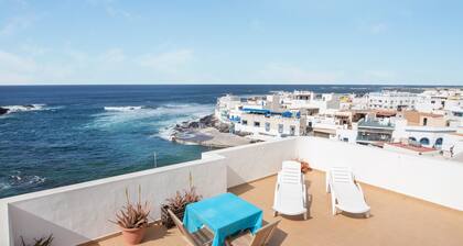 Central Apartment "El Muellito" On the Beach with Rooftop Terrace & Wi-Fi