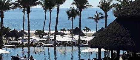 Una piscina al aire libre, una piscina climatizada