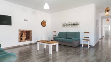 Una televisión, una chimenea